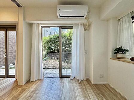 【洋室】窓の外に望む木々が癒しを与えてくれます。