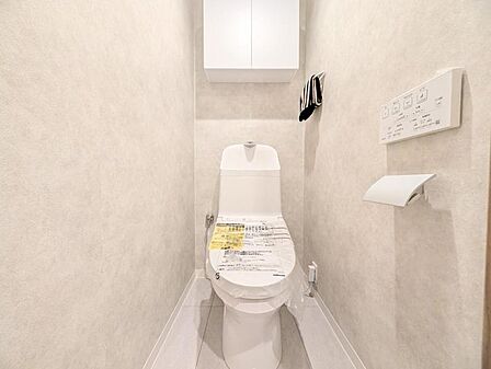 【トイレ】 小さなお子さまも使うトイレだからこそ、掃除のしやすさは大切。床材や壁の素材にも配慮され、日々のメンテナンスがぐっとラクになります。