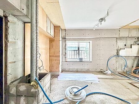 【リビング：7.7帖】大きな窓から降り注ぐ自然光が、リビング全体を明るく温かい空間に演出します。