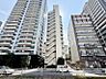 外観：【外観】　周囲の街並みと調和する落ち着いた色調。上質な日常を予感させる。