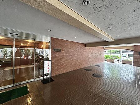 【エントランス】居住者を心地よく迎えるスペース。