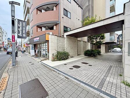 【アプローチ】　奥行きがあり、道路からの視線も気になりません。