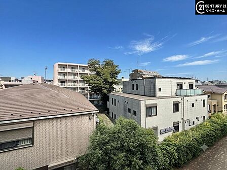 【眺望】豊かな緑と青空のコントラストが美しい、自然を感じられる眺望です。