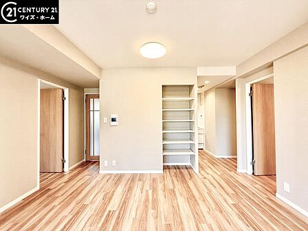 【LDK：13.0帖】　木のぬくもりが感じられるナチュラルな雰囲気に仕上がった室内。ふんだんに陽射しが注ぐ明るいリビングでは家族が自然と集い笑顔に。