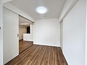 【洋室：4帖】リビングから見守りのしやすい洋室はお子さまの遊び部屋にも適しています。
