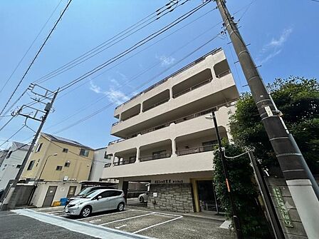 【外観】周囲の街並みと調和する落ち着いた色調。