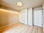 【洋室：6.3帖】　一日の疲れをいやしてくれる主寝室。時を忘れて過ごす場所として過ごせるお部屋です