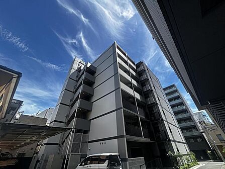 【外観】落ち着いた色合いが印象的な建物です。