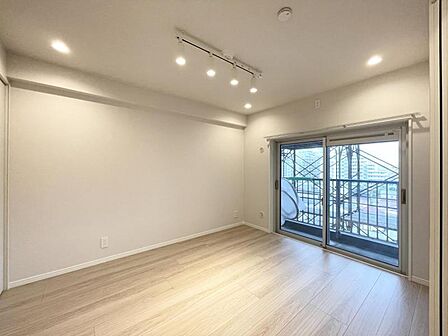 【洋室:6.7帖】リビングと隣り合う洋室。趣味の部屋にもお子様の部屋にも出来る汎用性があります。