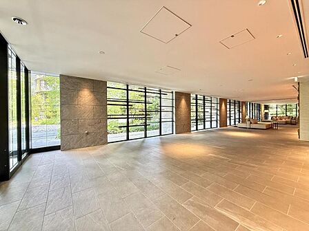 【エントランス】光注ぐロビーはこのマンションの魅力のひとつです。