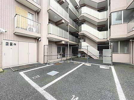 【駐車場】ゆとりを持って駐車できる配置計画。