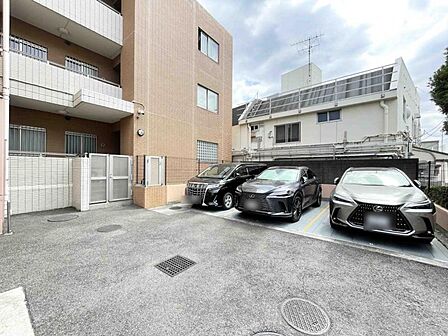 【駐車場】車の出し入れもスムーズな使い勝手の良い駐車スペースです。