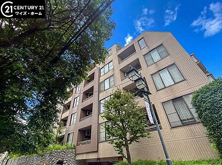 【外観】 閑静な住宅街に佇む、品のあるマンション。街の空気に溶け込む、穏やかな佇まいです。