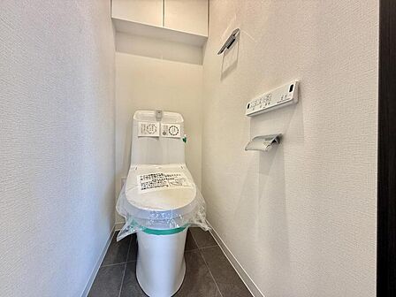 【トイレ】白を基調とした清潔感あふれる空間となっております。