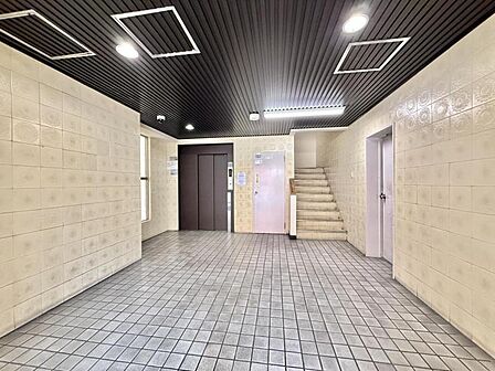 【エントランス】清潔感のあるエントランス。住人同士のゆるやかな交流を育む場。