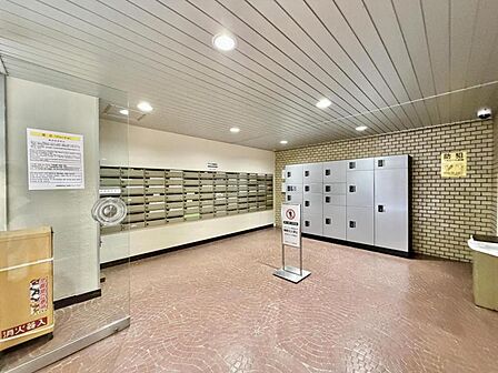 【エントランス】清潔感のある明るいエントランスが、毎日の帰宅を心地よく迎えてくれます。
