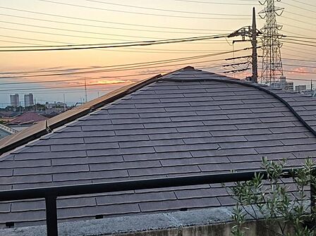 【外観】 青空に映える重厚な佇まい。都心の喧騒を忘れさせる端正な外観。
