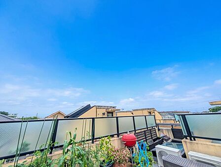 【眺望】 ルーフバルコニーからは開放感のある眺望。松庵の閑静な住宅街を見渡せます