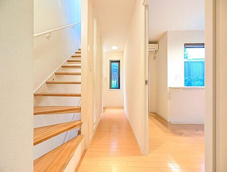 【廊下】明るく開放的な空間で動線も広く確保されています
