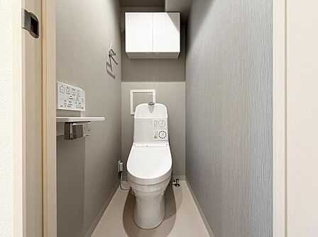【トイレ】　清潔感のある内装。掃除のしやすさを重視した床材を使用しています。忙しい日々でも無理なく清潔さを保てます。