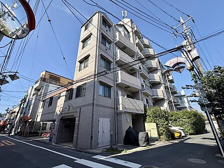 【外観】　青空に映える重厚な佇まい。都心の喧騒を忘れさせる端正な外観。