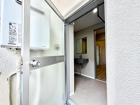 【バルコニー】　心地よい風を感じながら過ごせる、ゆとりある空間です。