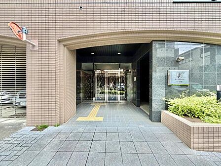 【エントランス】落ち着いた雰囲気のエントランスです。