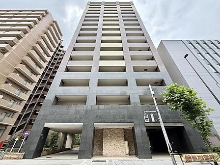 【外観】モダンなデザインが際立つ外観。存在感と品格を兼ね備えたマンションです。