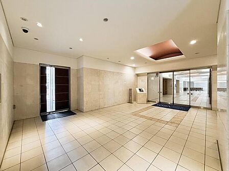 【エントランス】落ち着いた雰囲気が広がるのびやかな空間です。