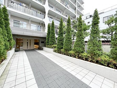【エントランス】住まいへと続く落ち着いた導入空間。