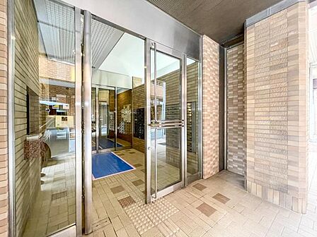 【エントランス】　しっかりと管理が行き届き開放感があり明るいマンションの顔