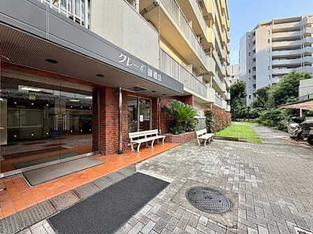 【エントランス】豊かな植栽に包まれたエントランスアプローチ。緑が導く我が家への道。