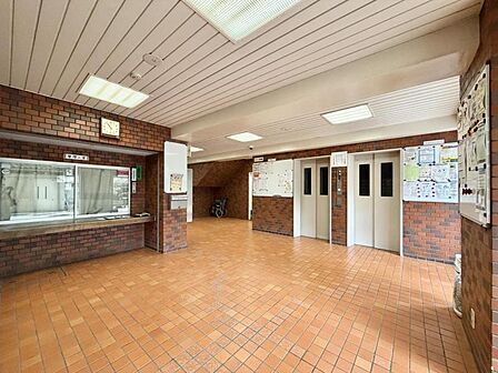 【エントランス】管理の良さが一目でわかる、清掃の行き届いた開放的なエントランス。