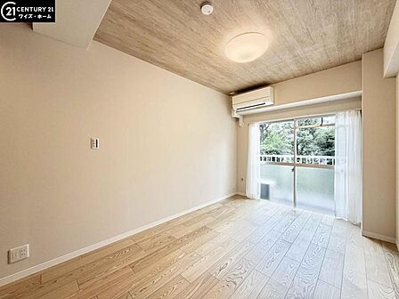 【洋室:8.2帖】大きな窓から降り注ぐ自然光が、お部屋全体を明るく温かい空間に演出します。