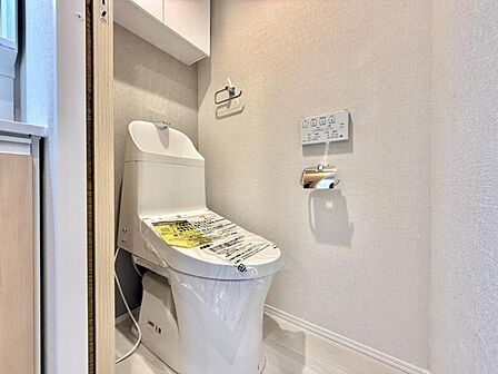 【トイレ】白を基調とした清潔感あふれる空間となっております。