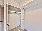 【収納】ウォークインクローゼット付きでゆとりある収納力です。