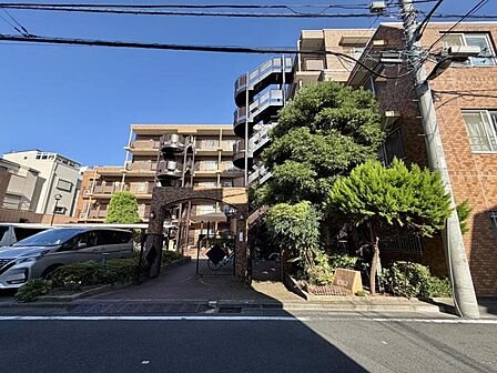 【外観】街並みに溶け込みながらも存在感を放つ外観。