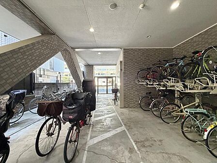【駐輪場】建物内に整理された駐輪場があり、愛車の保管に便利。