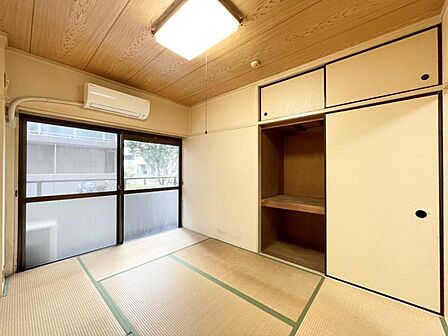 【洋室:4.5帖】明るい陽射しが差し込むマイルーム。ゆったりしたと寛ぎ時間を与えてくれます。