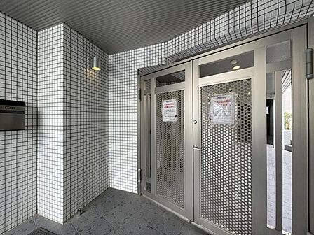 【エントランス】上質な雰囲気を纏う共用スペース。