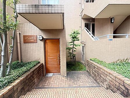 清潔感のあるシンプルな外観が魅力的な物件です。