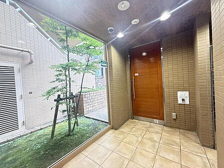 清潔感のある明るいエントランスが、毎日の帰宅を心地よく迎えてくれます。