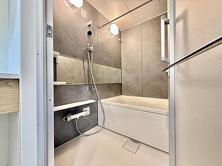 【浴室】機能性とデザイン性に重きを置き、ゆったりとお過ごしいただけるバスルームです。