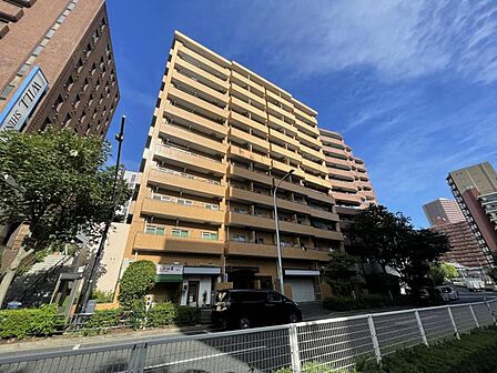 【外観】真っ直ぐに空へ伸びる、堂々とした佇まい。この街を代表する一棟です。