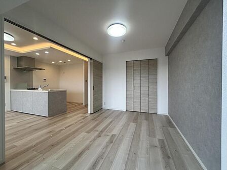 【洋室：6.2帖】分譲ならではのしっかりとした建具が印象的です。