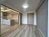 室内：【洋室：6.2帖】分譲ならではのしっかりとした建具が印象的です。