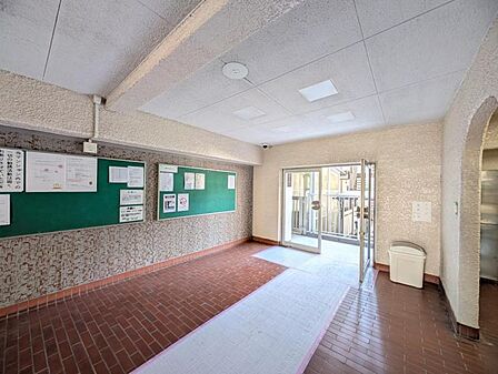 【エントランス】落ち着いた色調のタイル貼りで、清潔感があります。