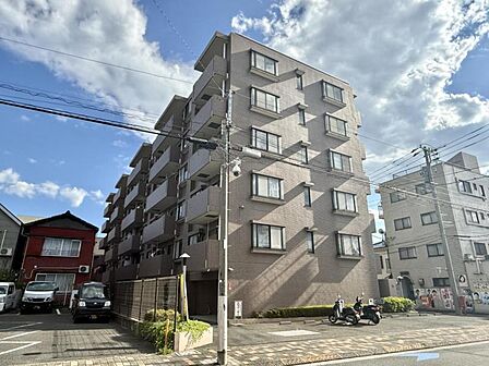 【外観】青空に映える重厚な佇まい。