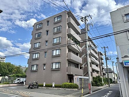【外観】陽光をたっぷりと取り込む明るい住空間。圧迫感がなく街並みに馴染む落ち着いた佇まい。