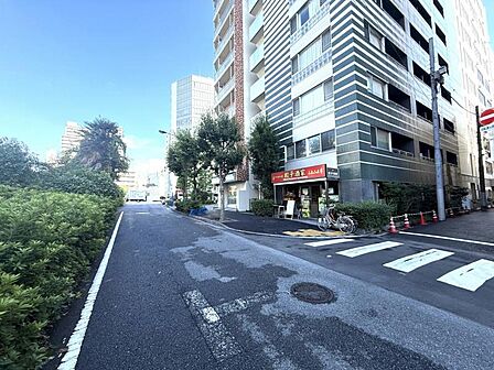 【エントランス】周囲が遮るもののないオープンな空間になっており、車側からも歩行者側からもお互いが視界に入りやすいです。